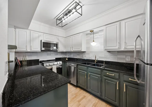 Listing Photo 4 - Condo for sale in building located at 1100 Harvard St, Houston, TX 77008 - Unit #9