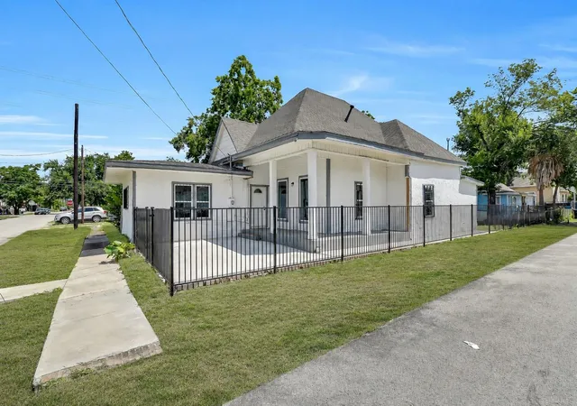 5th image of 1912 Gentry St, Houston, TX 77009 | MLS# 57979404
