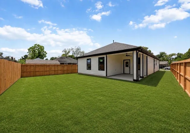 24th image of 7012 Duan St, Houston, TX 77022 | MLS# 28784372