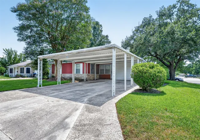 Photo 4 of Single family home for sale at 2013 Terrace Ln, Baytown, TX 77520 | MLS# 6805627 | Listing updated on 2026-08-08