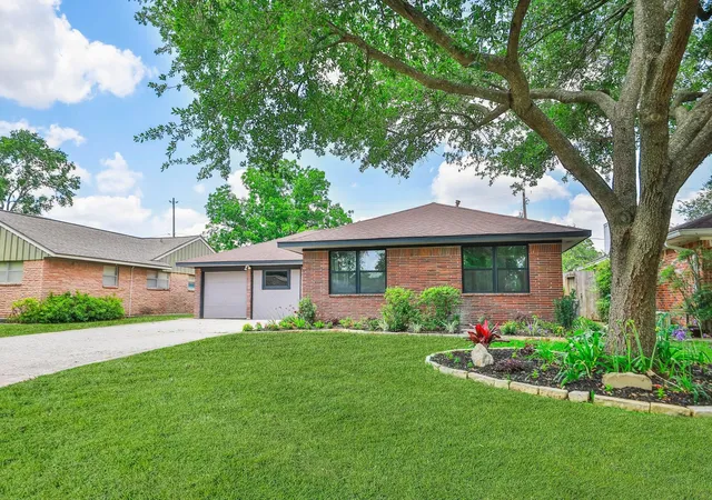 Photo 2 of Single family home for sale at 5714 Nina Lee Ln, Houston, TX 77092 | MLS# 21875848 | Listing updated on 2026-09-20