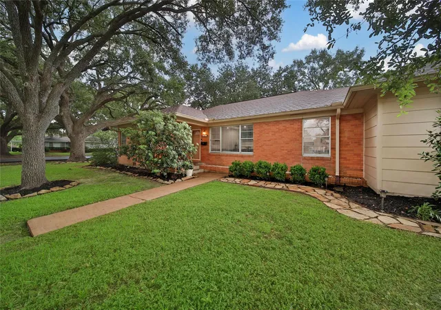 3rd image of 808 Avenue K, Rosenberg, TX 77471 | MLS# 51365619