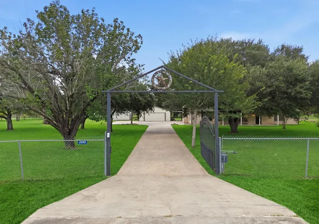 Photo 4 of Single family home for sale at 2243 Green Meadows Dr, Sealy, TX 77474 | MLS# 38527735 | Listing updated on 2026-09-10