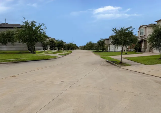 Photo 2 of Sale Pending at 6831 Cortenridge Ln, Houston, TX 77048 | MLS# 40548645 | Listing updated on 2026-09-15