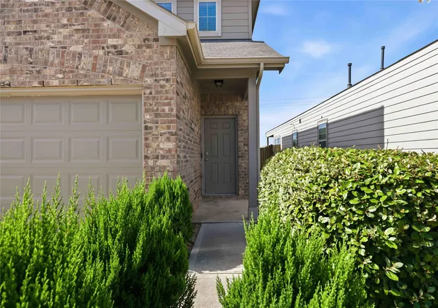 Photo 3 of Sale Pending at 6510 Macroom Meadows Ln, Houston, TX 77048 | MLS# 68790157 | Listing updated on 2026-09-09