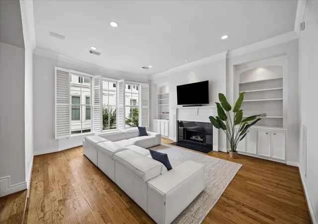 2nd image of 130 Oak Pl Dr, Houston, TX 77006 | MLS# 65567110
