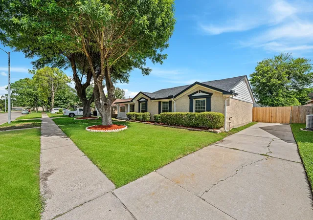 3rd image of 9227 Vickijohn Dr, Houston, TX 77031 | MLS# 32988965