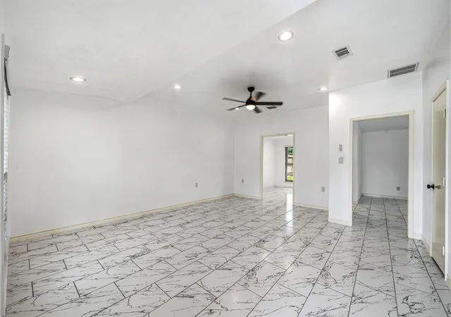 4th image of 9227 Vickijohn Dr, Houston, TX 77031 | MLS# 32988965