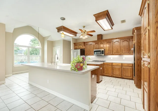 5th image of 55 Mandevilla Ct, Lake Jackson, TX 77566 | MLS# 61202526