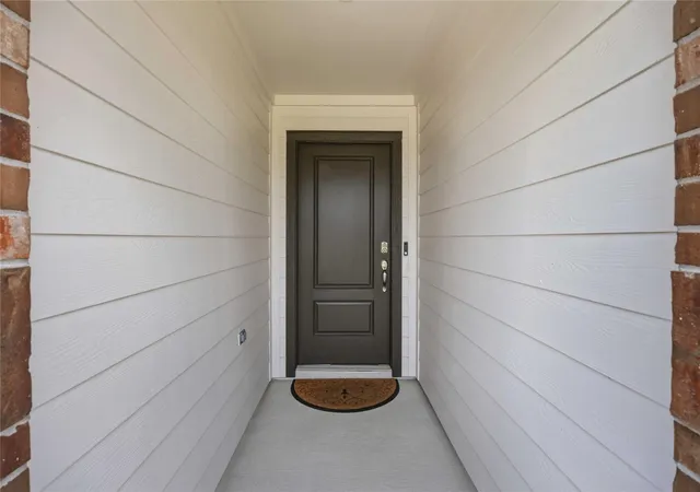 Photo 3 of Single family home for sale at 1029 Great Barracuda Ln, Alvin, TX 77511 | MLS# 21101068 | Listing updated on 2026-10-06