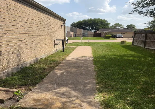 4th image of 13310 Robinglen Dr, Houston, TX 77083 | MLS# 73372996
