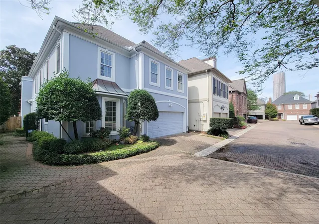 Photo 2 of Sale Pending at 2211 Augusta Dr #19, Houston, TX 77057 | MLS# 12649964 | Listing updated on 2026-09-09