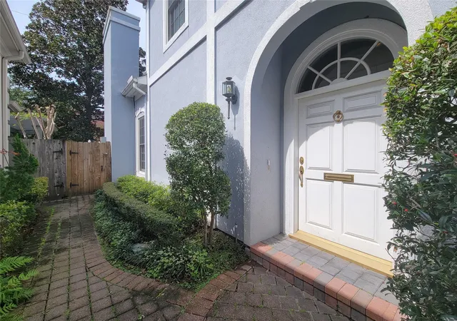 Photo 3 of Sale Pending at 2211 Augusta Dr #19, Houston, TX 77057 | MLS# 12649964 | Listing updated on 2026-09-09
