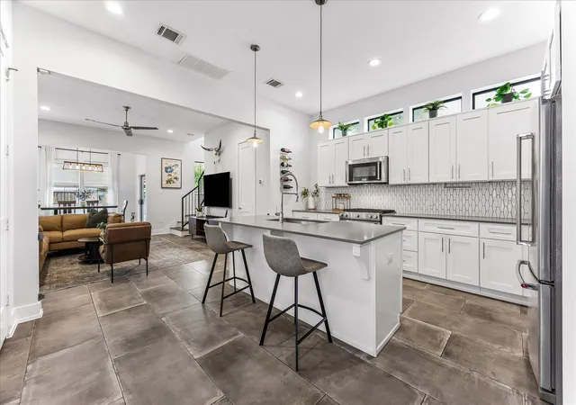 2nd image of 211 E 32nd St #B, Houston, TX 77018 | MLS# 80599317