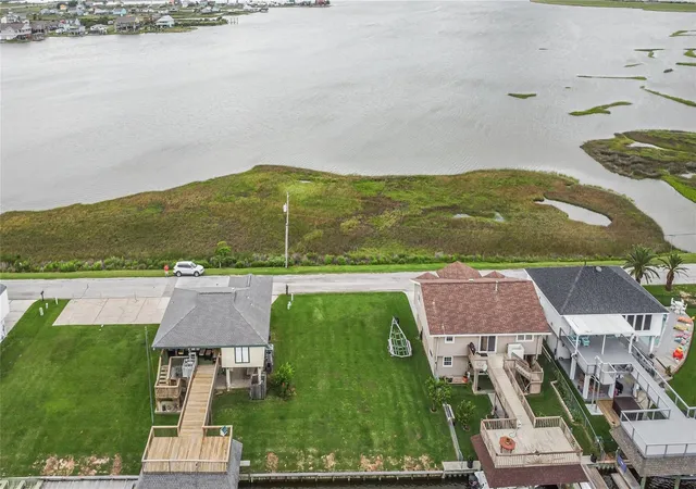 2nd image of 3 N White Heron Dr, La Marque, TX 77568 | MLS# 82971537
