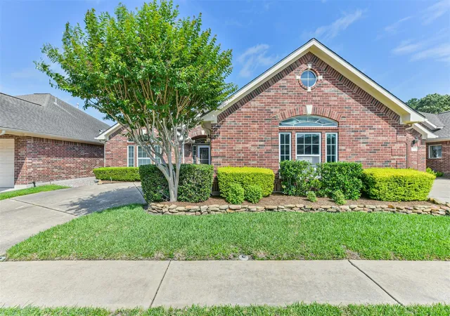 Homes for sale in Friendswood, TX | 314 Parkwood Village Dr, Friendswood, TX 77546 | MLS# 63330986