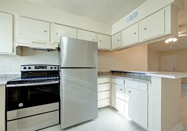 2nd image of 6305 Westward St #176, Houston, TX 77081 | MLS# 17666785