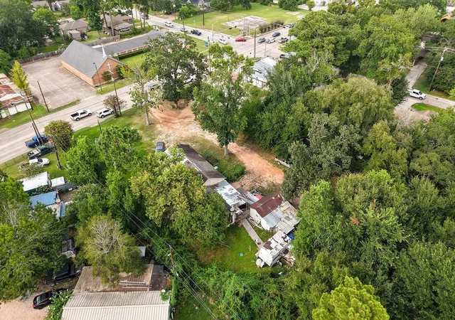 3rd image of 425 Silverdale Dr, Conroe, TX 77301 | MLS# 53429249