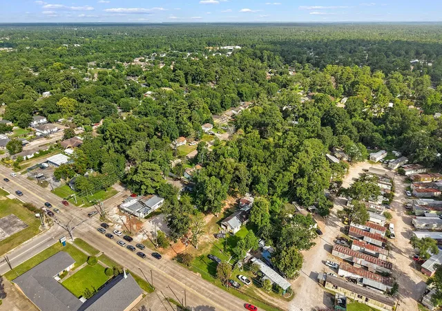 4th image of 425 Silverdale Dr, Conroe, TX 77301 | MLS# 53429249
