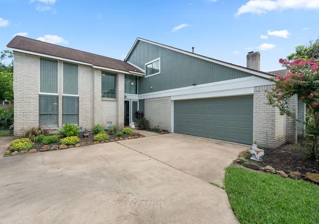 1st image of 403 Banyan St, Lake Jackson, TX 77566 | MLS# 48924072