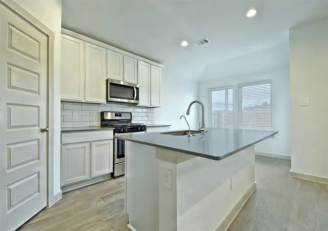 5th image of 7923 Suffolk Valley Ln, Rosharon, TX 77583 | MLS# 26655829
