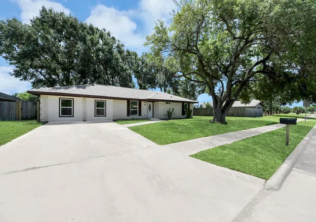 2nd image of 4703 Quail Hollow Dr, Baytown, TX 77521 | MLS# 70886995