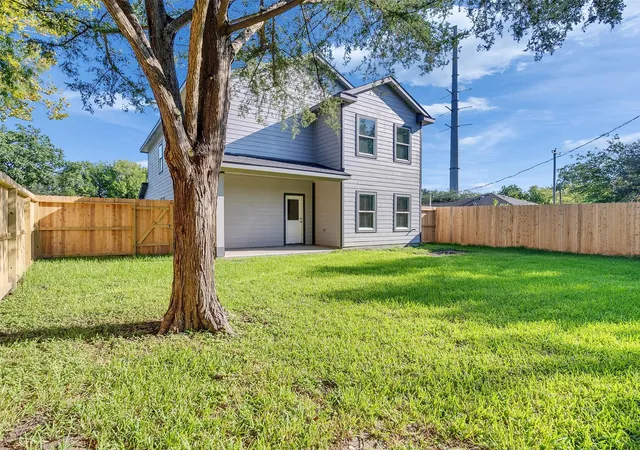 Photo 4 of Single family home for sale at 1327 5th Avenue N, Texas City, TX 77590 | MLS# 89739176 | Listing updated on 2026-09-11