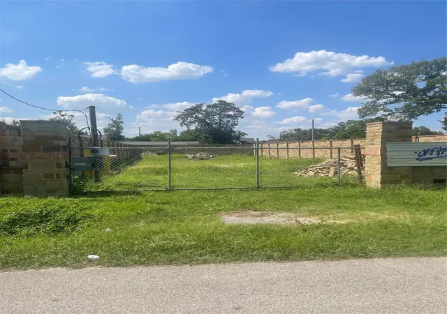 Photo 3 of Land for sale at 7317 Roswell St, Houston, TX 77022 | MLS# 43023299 | Listing updated on 2026-04-14