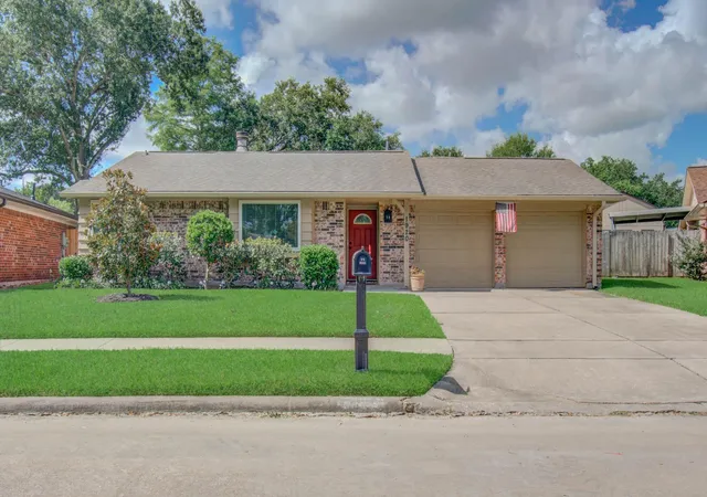 2nd image of 1920 Lazy Creek Ln, Pearland, TX 77581 | MLS# 16533635
