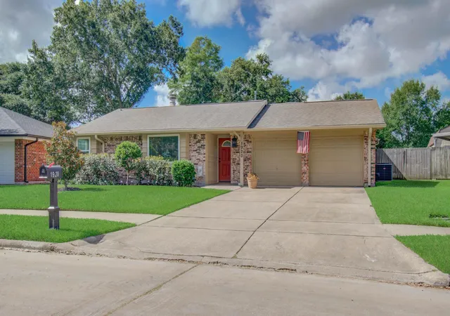 Photo 3 of Sale Pending at 1920 Lazy Crk Ln, Pearland, TX 77581 | MLS# 16533635 | Listing updated on 2026-09-20