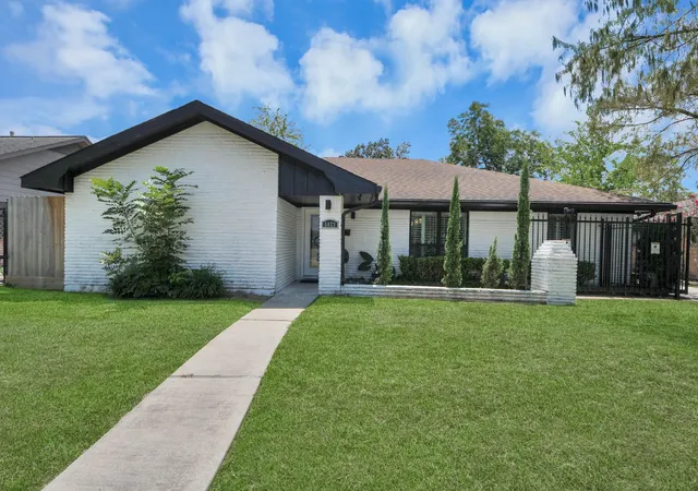Photo 3 of Single family home for sale at 5823 Mcknight St, Houston, TX 77035 | MLS# 80825952 | Listing updated on 2026-09-16