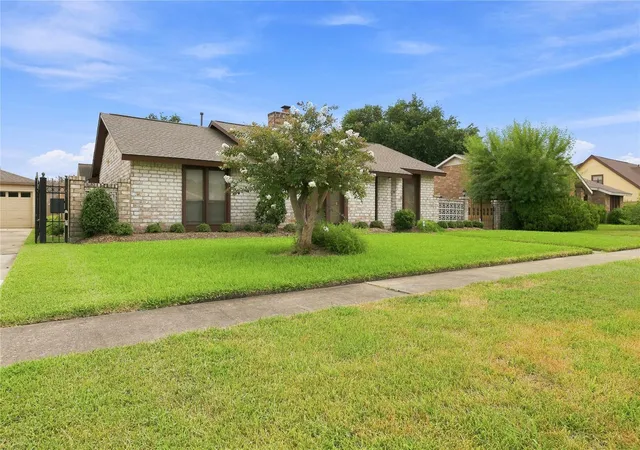Photo 2 of Sale Pending at 10126 Sagegreen Dr, Houston, TX 77089 | MLS# 52482836 | Listing updated on 2026-09-18