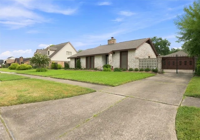 Photo 3 of Sale Pending at 10126 Sagegreen Dr, Houston, TX 77089 | MLS# 52482836 | Listing updated on 2026-09-18