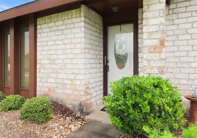 Photo 3 of Sale Pending at 10126 Sagegreen Dr, Houston, TX 77089 | MLS# 52482836 | Listing updated on 2026-09-18