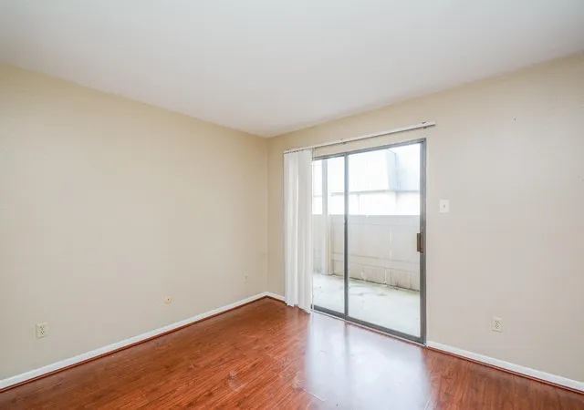 Listing Photo 4 - Condo for sale in building located at 8519 Hearth Blvd, Houston, TX 77054 - Unit #26