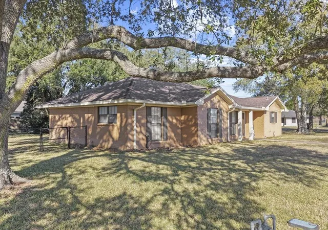 Homes for sale in Anahuac, TX | 105 Alice St, Anahuac, TX 77514 | MLS# 29636896