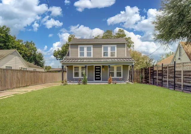 2nd image of 515 Caplin St, Houston, TX 77022 | MLS# 82150502