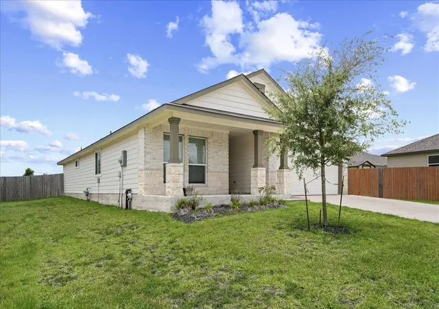 Photo 3 of Single family home for sale at 1605 Navarro Dr, Brenham, TX 77833 | MLS# 98386880 | Listing updated on 2026-07-14