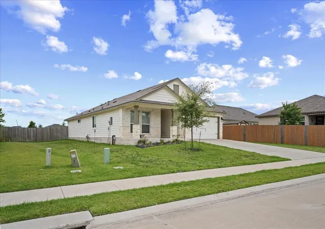 Photo 3 of Single family home for sale at 1605 Navarro Dr, Brenham, TX 77833 | MLS# 98386880 | Listing updated on 2026-07-14