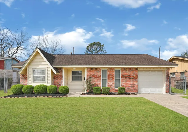 image of 11502 Fawnway Dr, Houston, TX 77048 | MLS# 45605700