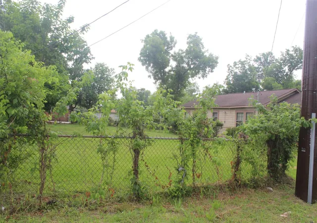 3rd image of 4914 Falls St, Houston, TX 77026 | MLS# 57083897