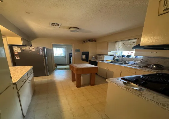 Photo 4 of Sale Pending at 8515 Twin Hills Dr, Houston, TX 77071 | MLS# 94285895 | Listing updated on 2026-09-19