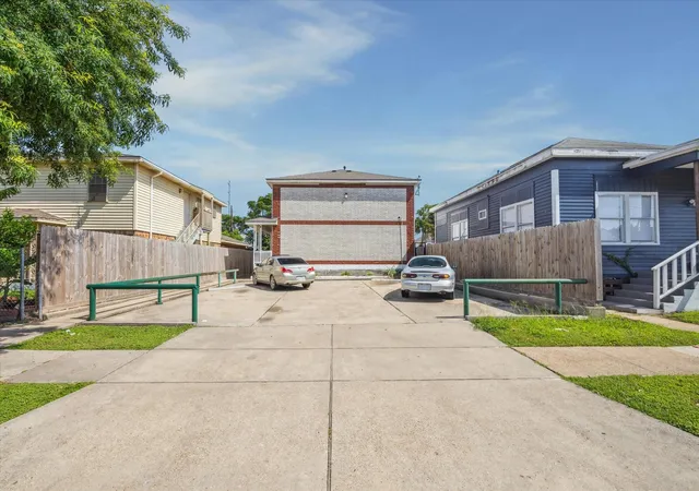 3rd image of 3718 Sealy St, Galveston, TX 77550 | MLS# 46205638