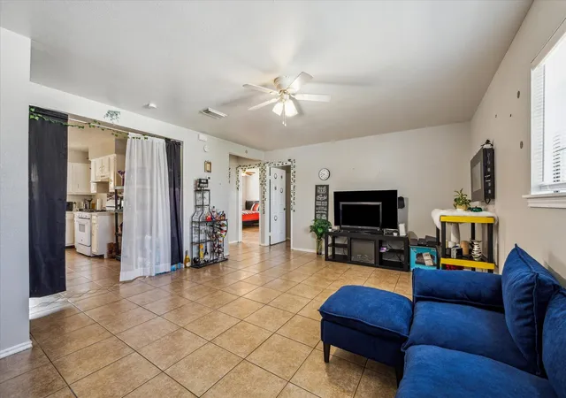 4th image of 3718 Sealy St, Galveston, TX 77550 | MLS# 46205638