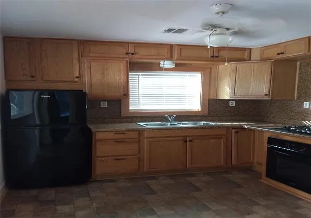 4th image of 414 Avenue E, Highlands, TX 77562 | MLS# 21061054