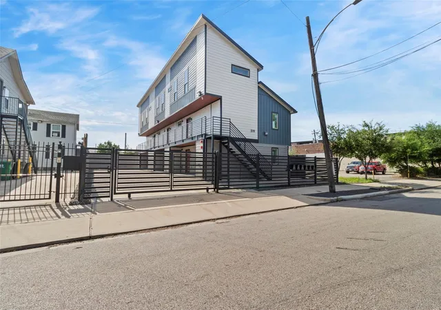 2nd image of 319 Eastwood St, Houston, TX 77011 | MLS# 33650479