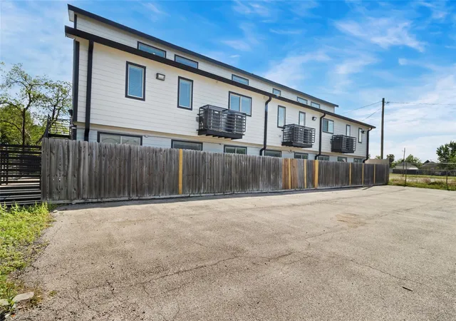 3rd image of 319 Eastwood St, Houston, TX 77011 | MLS# 33650479