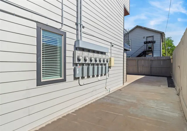 4th image of 319 Eastwood St, Houston, TX 77011 | MLS# 33650479