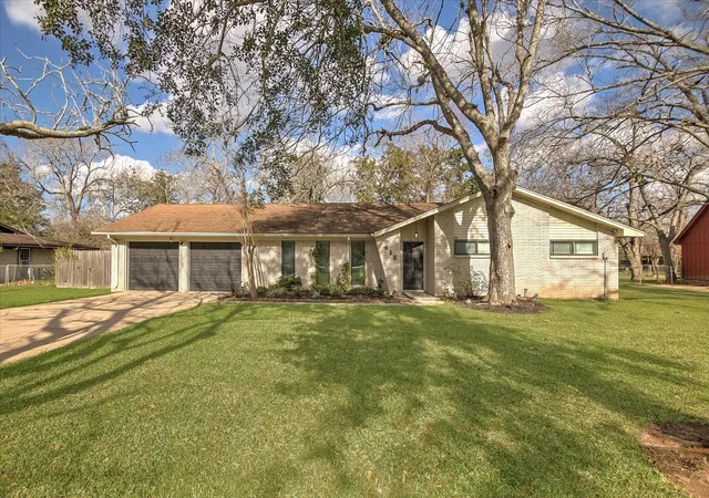 Homes for sale in Lake Jackson, TX | 416 Southern Oaks Dr, Lake Jackson, TX 77566 | MLS# 14269562
