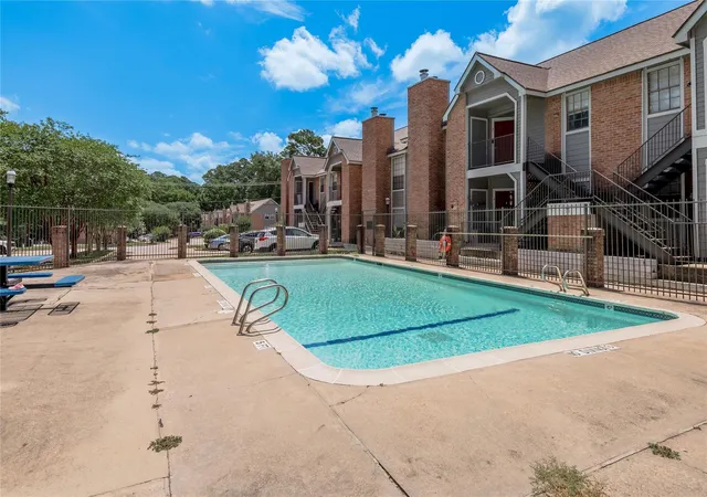 2nd image of 2402 Sycamore Ave, Huntsville, TX 77340